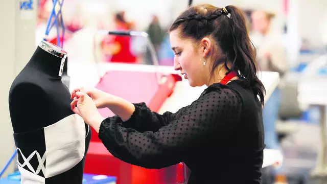 Fink wusste bereits mit neun Jahren, dass sie Schneiderin werden möchte – „weil ich es faszinierend fand, Kleidung nach meinen eigenen Vorstellungen machen zu können“. Heute fertigt sie Maßkleidung im Salzburger Heimatwerk und bringt gleich zwei Lehrabschlussprüfungen mit Auszeichnung mit. | Foto: SkillsAustria