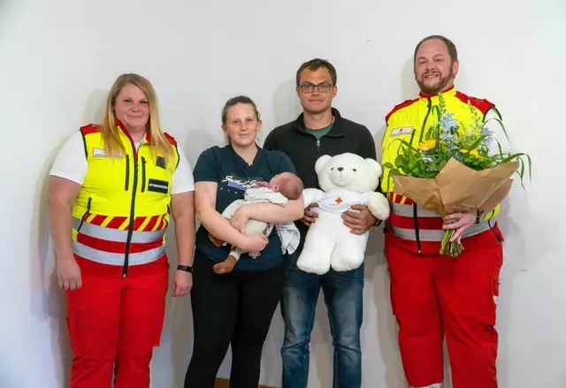 Das Rettungsteam des Roten Kreuzes besuchte Alessio und seine Familie in Köstendorf. (v.l.): Rettungssanitäterin Veronika, Mama Michelle mit Baby Alessio, Papa Andreas und Rettungssanitäter Wolfgang | Foto: Rotes Kreuz Salzburg