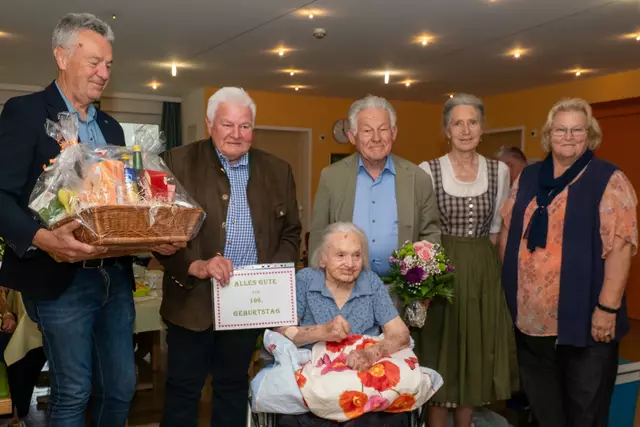 Bürgermeister Lindbichler, Obmann Eibl, Landesobmann Pühringer, Obmann-Stellvertreterin Maria Platzer und Bezirksobfrau Baumgartner (von links) gratulierten Pauline Maier (sitzend) zum 100. Geburtstag.
 | Foto: OÖ Seniorenbund