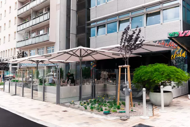 Im Sommer 2023 wurde der Schanigarten umgebaut.  | Foto: Adrian Almasan / Medianomia