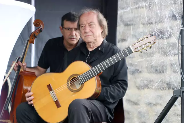 Juan Francisco (Gitarre) und David Ortiz (Cello), Sohn bzw. Enkel des spanischen Mauthausen-Überlebenden Francisco Ortiz Torres untermalten die Feier. | Foto: Eckhart Herbe