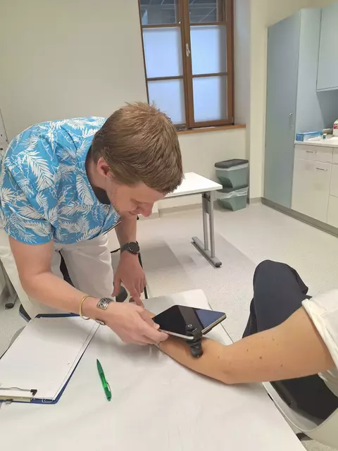 Diese neue telemedizinische Lösung ermöglicht eine schnelle, sichere und effektive dermatologische Betreuung ohne lange Wartezeiten oder zusätzliche Termine. | Foto: PVE Diakonissen GmbH 