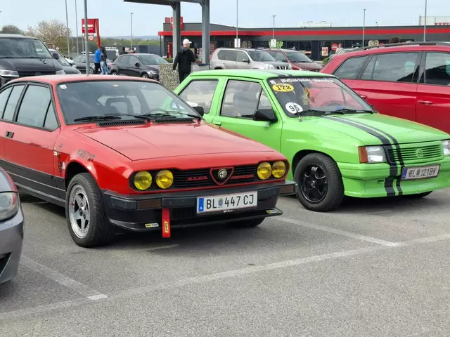 Der grünschwarze Opel Corsa A 60 PS Sport mit 4-Gang-Getriebe von 1988 der Puhls in guter Gesellschaft: links daneben ein Alfa GTV. | Foto: Melanie Puhl