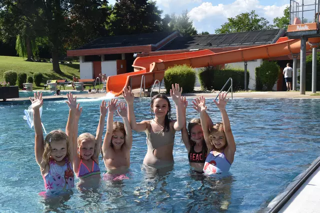 Die Kinder haben ihren Spaß im gut besuchten Freibad Bad Tatzmannsdorf. Das Freizeitzentrum soll saniert und modernisiert werden. | Foto: Michael Strini