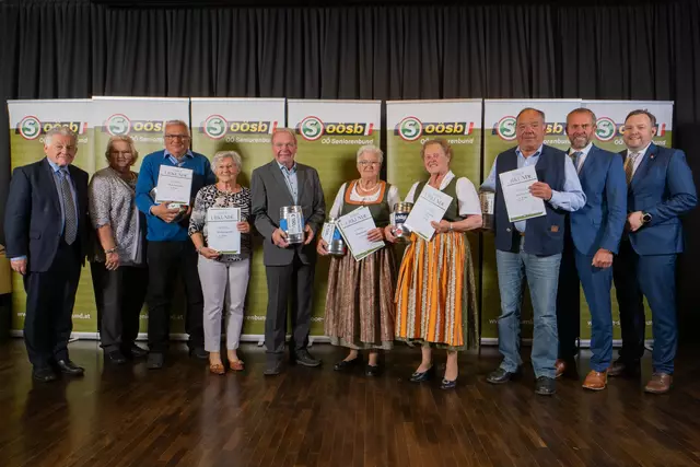 Landesobmann Josef Pühringer (li.) und Landesgeschäftsführer Franz Ebner (re.) gratulierten den anwesenden Obleuten sowie den mitgereisten Ehrengästen zu ihrer erfolgreichen Leistung.
 | Foto: OÖ Seniorenbund