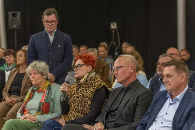 Im Anschluss durfte das Publikum Fragen an den Botschafter stellen. | Foto: Hubert Uranjek | picarto.at