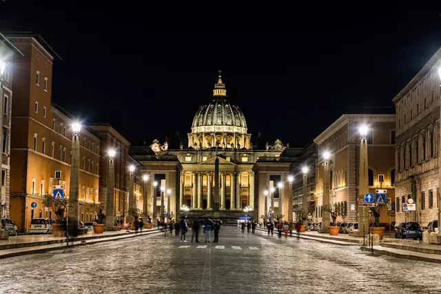 Nach der Wahl: Der neue Papst begibt sich auf die Loggia des Petersdoms. Hier verkündet der Dekan des Kardinalskollegiums mit den Worten "Habemus papam" ("Wir haben einen Papst") den Namen des neuen Papstes.
 | Foto: Hannelore Tiller