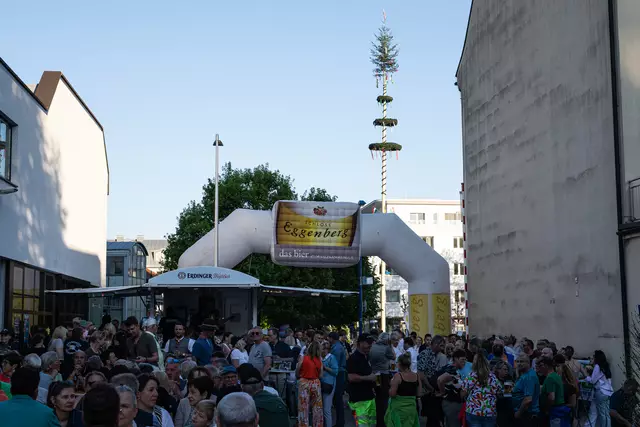 Am Rathausparkplatz wurde der Maibaum von der Freiwilligen Feuerwehr Bad Schallerbach aufgestellt. | Foto: Freiwillige Feuerwehr Bad Schallerbach 