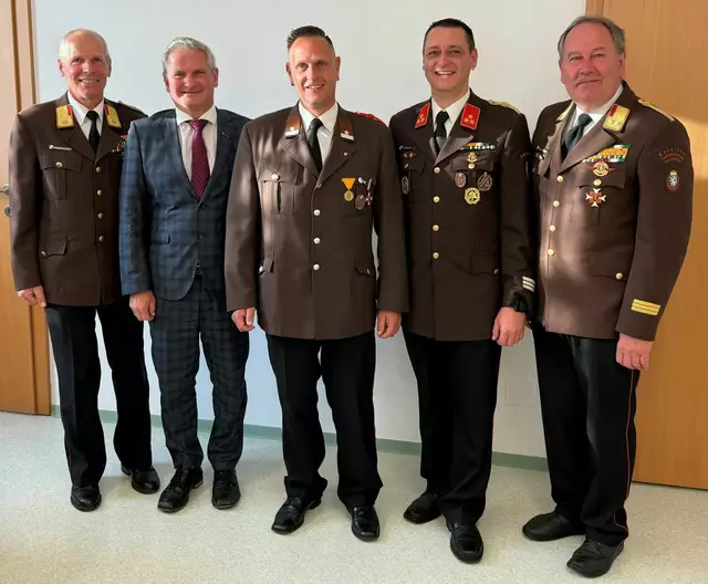 Weberhofer, Sander,Steinbauer und Eder-Schützenhofer gratulieren dem neuen Kommandanten-Stellvertreter Lackner (Mitte) | Foto: BFVMZ Prade