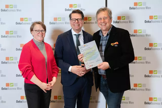 Überreichung der ÖkoBusiness-Urkunde von Umwelt- und Klimastadtrat Jürgen Czernohorszky (SPÖ) an Stefan Schauer (Geschäftsführer Staud’s Wien) und Herlinde Savic (Qualitätsmanagerin Staud’s Wien). | Foto: OekoBusiness Wien / Frank Helmrich