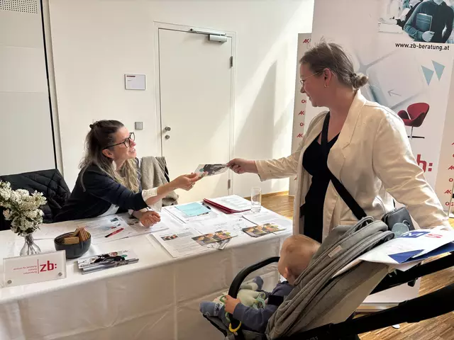 Marie Holzer-Steinauer (vom zb - zentrum für beratung, training & entwicklung) mit Lisa im Gespräch über den Wiedereinstieg in den Beruf | Foto: Lauren Seywald / MeinBezirk