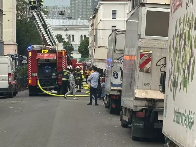 Zu einem größeren Feuerwehreinsatz kam es am Dienstag gegen 17.30 Uhr in der Senefeldergasse in Favoriten.  | Foto: Mario Popp/MeinBezirk
