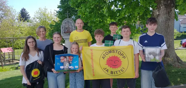 atomstopp-Geschäftsführer Herbert Stoiber und Lehrerin Monika Gruber mit den stolzen Preisträger:innen Emma, Maria, Anna, Xaver, Julian, Julian und Oliver. | Foto: Stoiber