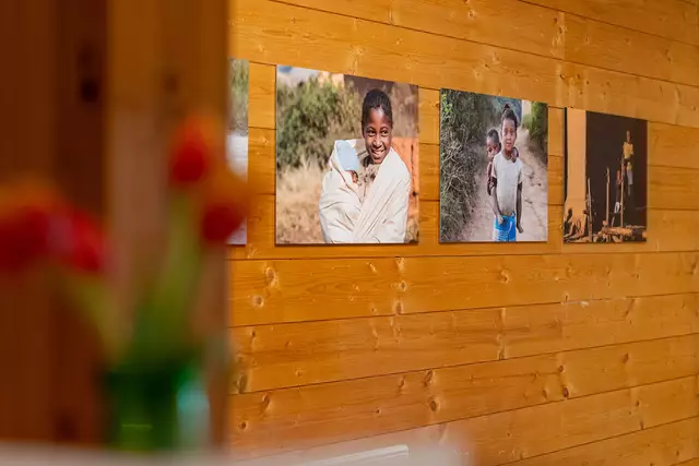 Farb- und SW-Fotos von den Menschen Madagaskars im TAURISKA-Kammerlanderstall. | Foto: Hannelore Kirchner photography