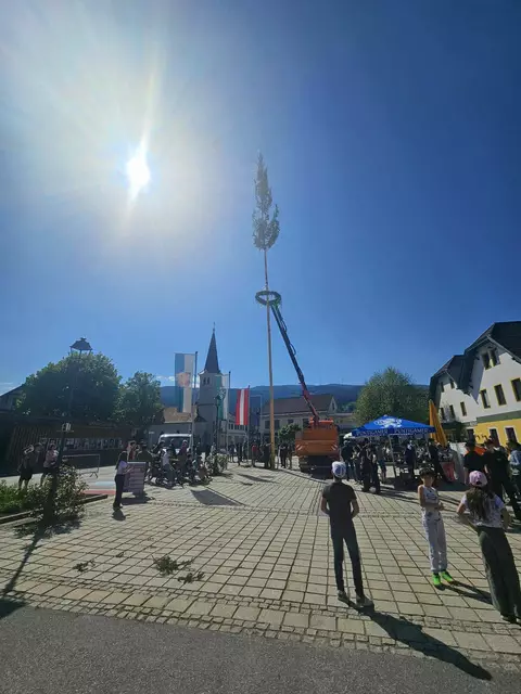 Der Maibaum wurde am Mitterdorfer Hauptplatz aufgestellt. | Foto: FF Mitterdorf
