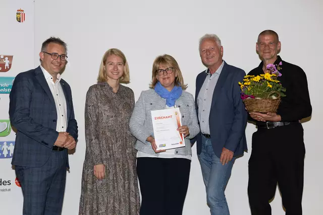 Bürgermeister Gemeinde Seewalchen Gerald Egger, LH-Stellvertreterin Christine Haberlander, Andrea Mayr, Johann Mayr, Thomas Schwarzenbrunner (v.l.). | Foto: Land OÖ/Daniela Sternberger