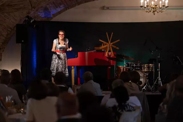 Betty O startete im Schloss Gamlitz ihre Jubiläumstour, die sie bis Dezember zu verschiedenen Schauplätzen führt. | Foto: Klara Tischler