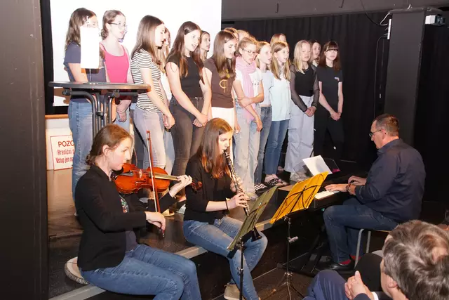 Musikalisch umrahmt wurde die Ausstellung mit Jiddischen Lieder von Schülern der 6g Klasse unter der Leitung von Reinhold Neubauer.  | Foto: Helmut Eder