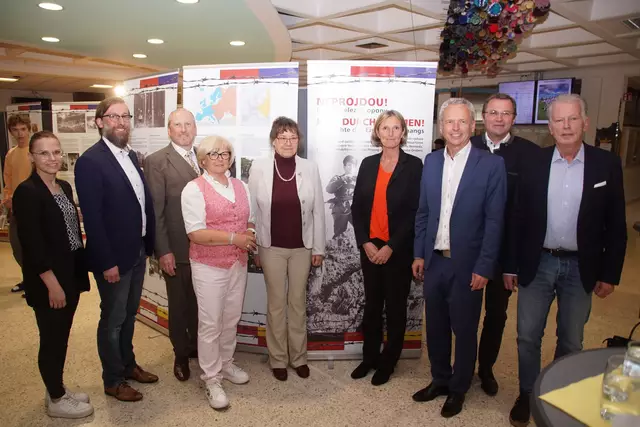 Direktor Nikolaus Stelzer (3.v.r.) mit Ehrengästen aus Tschechien, Bayern und Österreich, sowie Zuzana Jonova, Kuratorin der Ausstellung (5.v.l.), beim Rundgang durch die Ausstellung.  | Foto: Helmut Eder