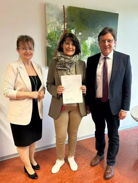Abteilungsleiterin Brigitte Ribisch und Direktor Christian Rindhauser gratulieren der neuen Oberstudienrätin, Heidi Pernerstorfer. | Foto: HAK/HAS Laa