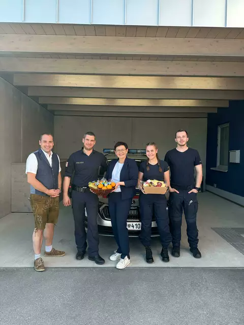 ÖAAB Bezirksobfrau Manuela Gschwandtner (m.) und Bürgermeister Norbert Weber (l.) bedankten sich bei den Einsatzkräften der Polizeiinspektion Frankenburg für ihren Einsatz am „Tag der Arbeit“. | Foto: ÖAAB
