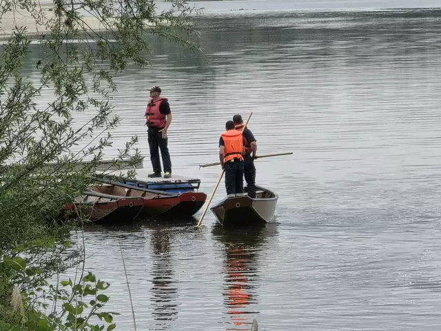 Unter anderem wurde das Auffangen von Schwemmholz als simulierte Menschenrettung, geübt. | Foto: Zarl