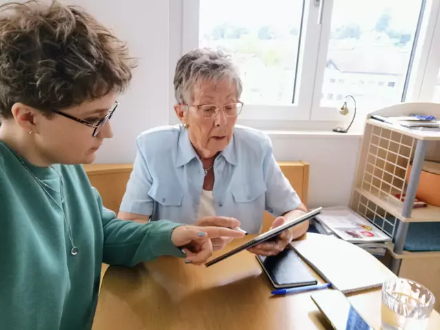 Foto: Sofia Pellegrini: Auch "Zeitpolster" Gründer Gernot Jochum-Müller (re) investiert in die "Zeit-Vorsorge" und berichtet in der Fernsehgondel bei Andreas Seeburger über seinen Verein.