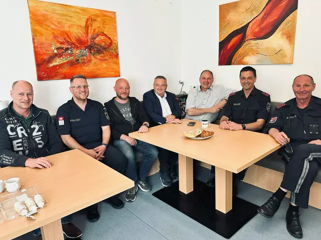 ÖAAB-Bezirksobmann, LAbg. Josef Rathgeb (3. v. r.) mit Bezirkspolizeikommandant Martin Petermüller (4. v. r.) und weiteren Beamten in Gallneukirchen. | Foto: OÖVP Kapl
