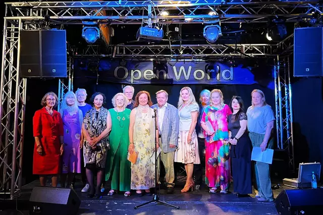 Gruppenfoto der Lesung in Rodgau Anfang Mai 2025. - Von links nach rechts: Silvia Kabus, Vlađa Bakić-Milić, Dieter Stein (Hausherr der Open World Veranstaltungshalle), Nahid Ensafpour, Gertrud Hauck, Peter Völker, Ljubica Perkman, Erwin Matl, Yasemin Sevin, Margarete Fugger, Helene Levar, Gülkibar Alkan-Kirilmaz, Olga Murzina. | Foto: Boris Perkman