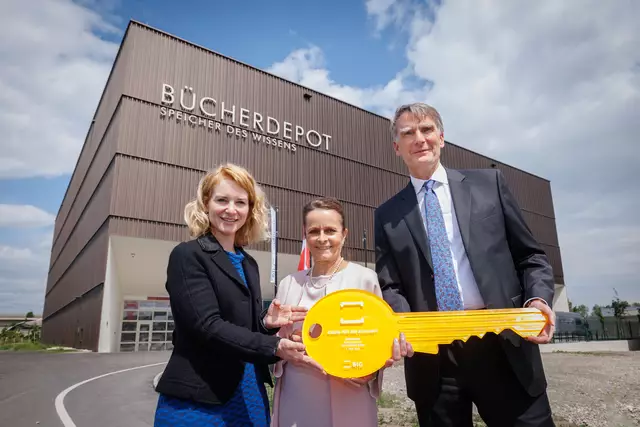 Wissenschaftsministerin Eva-Maria Holzleitner (SPÖ, l.), BIG-Geschäftsführerin Christine Dornaus und Uni Wien-Rektor Sebastian Schütze bei der symbolischen Schlüsselübergabe des Bücherdepots. | Foto: Joseph Krpelan