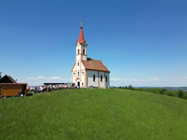 Schon Frühmorgens waren die Plätze bei der Glojach Kapelle gut gefüllt. | Foto: Trachtenmusik Wolfsberg