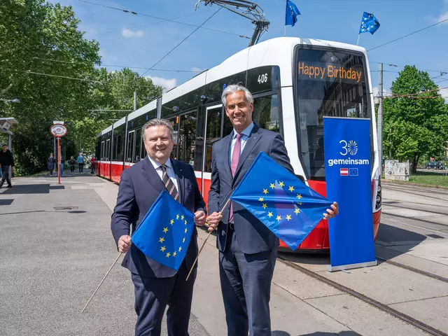 Im Rahmen des 30. Jubiläums schickten Bürgermeister Michael Ludwig (SPÖ) und der EU-Kommissionsvertreter Patrick Lobis die EU-beflaggte Straßenbahn auf die Reise.  | Foto: Valentina Marinelic/MeinBezirk