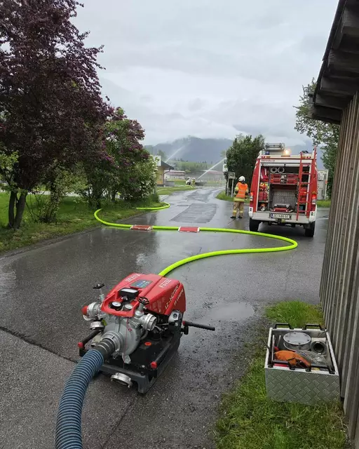 Die Floriani-Übung bei Ziefer‘s Hofmolkerei zeigte eindrucksvoll die Einsatzbereitschaft und das Zusammenspiel aller Beteiligten.  | Foto: Freiwillige Feuerwehr Leogang