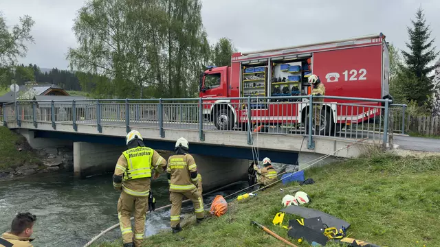 Die Feuerwehren Mariapfarr und Tamsweg bekämpften am 7. Mai 2025 eine Ölverschmutzung auf der Taurach.  | Foto: BSBÖ OVI Keidel Thomas