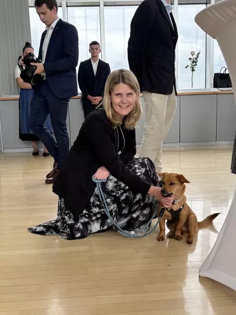 "Wann immer man euch trifft, ist ein Hund dabei", lacht Landeshauptfrau Johanna Mikl-Leitner. Und in der Tat – Schwiegertochter Marlies und Sohn Simon kamen mit dem kleinen "Dorian". | Foto: Sandra Schütz / MeinBezirk