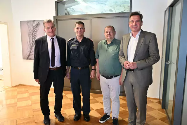 Franz Hörlesberger (Leiter der Hoheitsverwaltung im Offenen Rathaus), Chefinspektor Gerald Eslitzbichler, Sicherheitsgemeinderat Heinz Dötzl und Bürgermeister Werner Krammer (VP). | Foto: Stadt Waidhofen