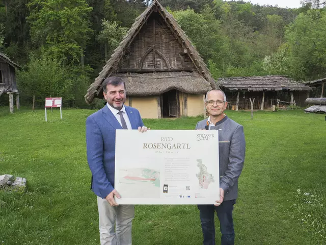 Beispiel für EU-Projekt: Landtagsabgeordneter Josef Edlinger (VP) und der Straßer Bürgermeister Martin Leuthner (VP) im Germanendorf Elsarn. | Foto: Archiv/VP