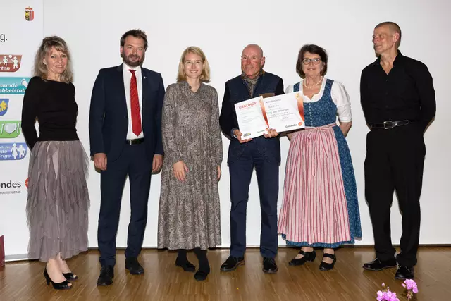 Sabine Fehringer, Bürgermeister Gemeinde Schörfling Gerhard Gründl, LH-Stellvertreterin Christine Haberlander, Gerhard Pommer, Barbara Rehbrunner, Thomas Schwarzenbrunner (v.l.). | Foto: Land OÖ/Daniela Sternberger