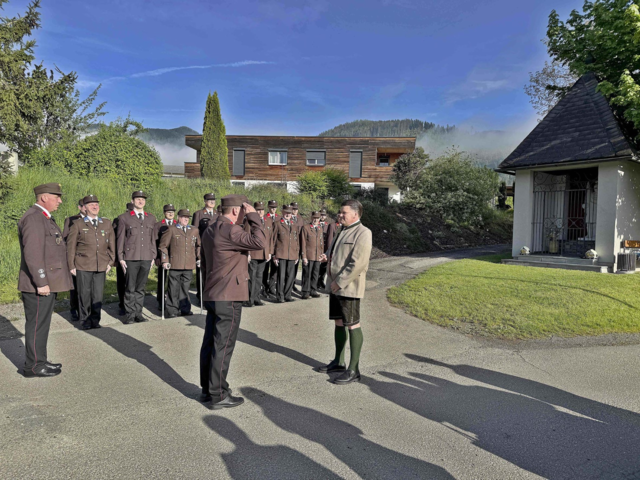 Robert Gmundner und Bürgermeister Erich Ofner warten mit der Mannschaft vor der Florianikapelle auf ihren Einzug. | Foto: FF Kraubath