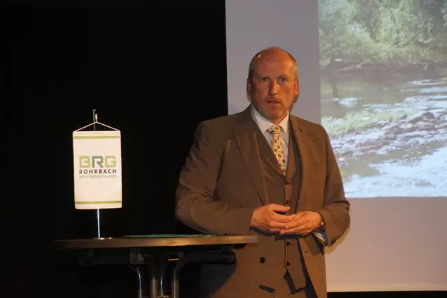 Bezirkshauptmann Valentin Pühringer zur Ausstellung: „Die massive Trennung von kulturhistorisch gewachsenen Gemeinsamkeiten ist heute nicht mehr vorstellbar, besonders bei jungen Menschen“.  | Foto: Helmut Eder