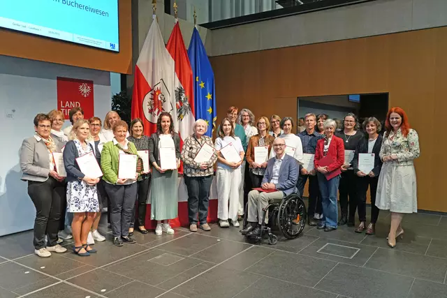 Bildungslandesrätin Cornelia Hagele mit den Geehrten aus dem Bezirk Innsbruck-Land | Foto: Land Tirol/Reiter