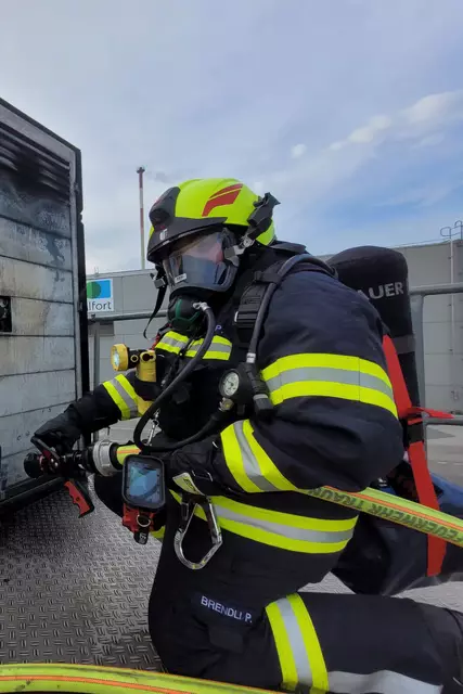 Die Trauner Feuerwehrfrau beim Heißcontainer. | Foto: Julian Lonsing