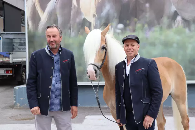 Obmann des Haflingerzuchtverbandes Tirol, Lukas Scheiber, mit dem Geschäftsführer vom Fohlenhof Ebbs, Robert Mair (v.l.). | Foto: Nimpf