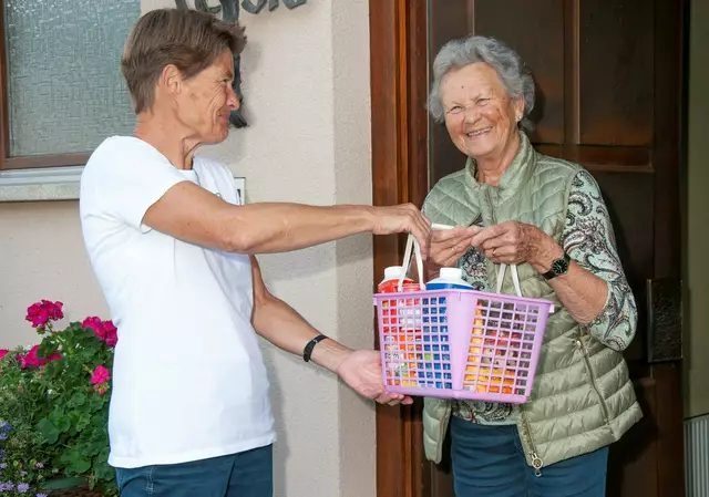 Foto: Sofia Pellegrini: Auch "Zeitpolster" Gründer Gernot Jochum-Müller (re) investiert in die "Zeit-Vorsorge" und berichtet in der Fernsehgondel bei Andreas Seeburger über seinen Verein.