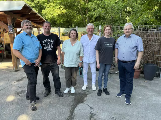 Die Gemeinderäte Roman Kral (Grüne) und Hannes Hübner (FPÖ), Regina Stoll, Bürgermeister Gerhard Weil (SPÖ), Tierheim-Vorständin Anna Zwettler und Vizebürgermeister Felix Böhm (LBW) sind um Lösungen bemüht. | Foto: MeinBezirk/Birgit Bachhofner