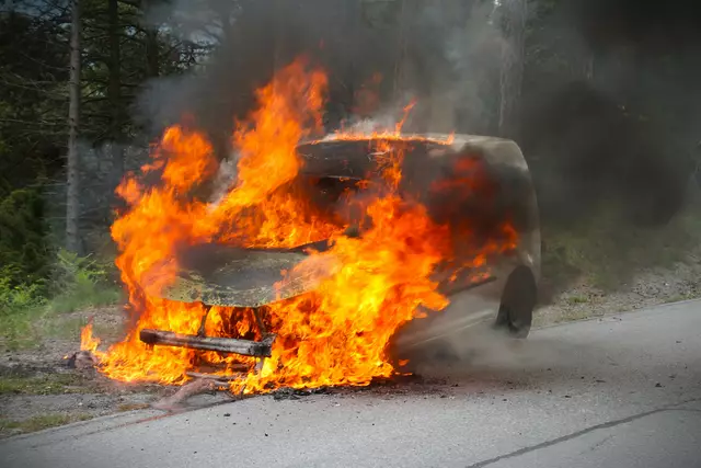 Beim Eintreffen der Feuerwehr stand das Fahrzeug bereits in Vollbrand. | Foto: Halfinger Marcel (FF Imst)