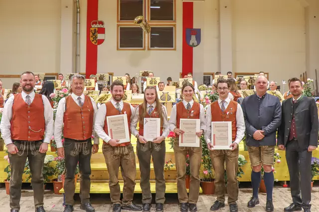 V. li.: Kapellmeister Patrick Gappmaier, Obmann und Bürgermeister Klaus Drießler, die Geehrten Matthias Zehner, Katharina Jessner, Maria Stiegler und Lukas Korbuly; sowie Bezirkskapellmeister Günther Binggl, Christian Gfrerer (Bezirksobmann-Stellvertreter des Lungauer Blasmusikverbandes). | Foto: Daniel Zehner