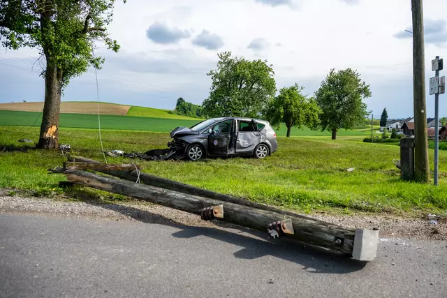 Die Einsatzkräfte mussten die Stromleitung schnell entfernen. | Foto: Team Fotokerschi / Kaltenleitner