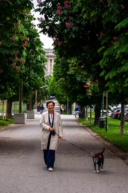 Doris Schmidauer beim Gassigehen mit Hund Juli: Es gibt bereits mehr Frauen in der Politik, zum Beispiel im Nationalrat, in den Landtagen und auf anderen Ebenen.  | Foto: Gillian Scharf