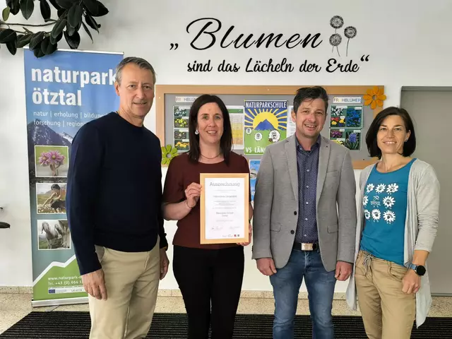 GF Thomas Schmarda vom Naturpark Ötztal, Lehrerin Gabriele Scheffknecht und Schulleiter Philipp Schöpf von der Naturpark Schule VS Längenfeld und Viktoria Ernst vom Naturpark präsentieren stolz das Einserzeugnis. | Foto: Naturpark Ötztal